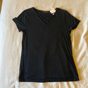 Cross cross neck detailed T